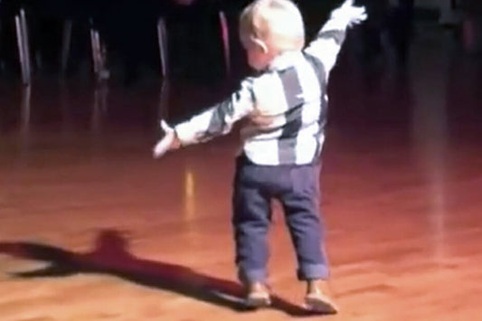 Quand il arrive sur la piste de danse, ce gamin d'à peine 2 ans impressionne tout le monde !