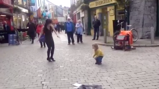 Un enfant de 3 ans épate une danseuse professionnelle avec sa propre chorégraphie surprise dans la rue