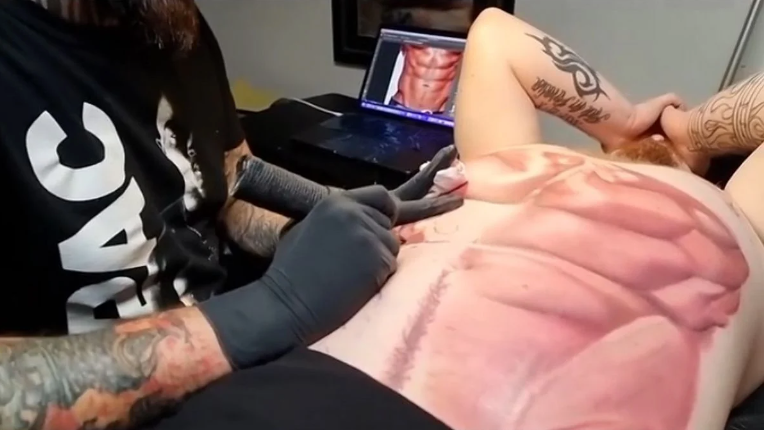 En Angleterre, un homme s'est fait tatouer des abdominaux en apparence solides dans le but de se préparer pour l'été !