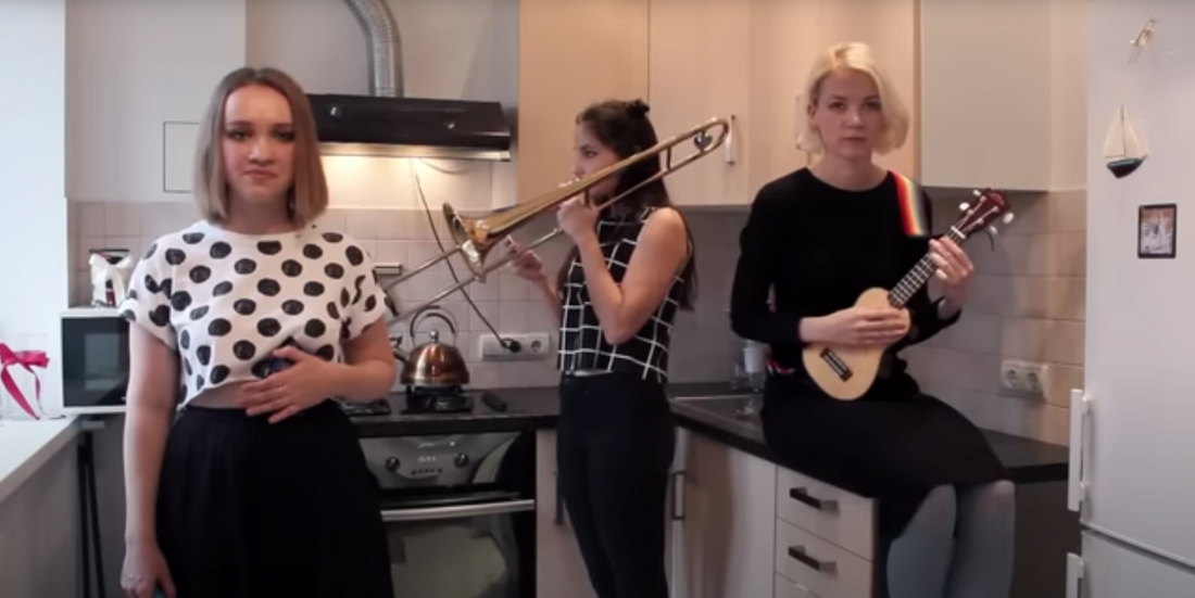 Trois filles russes interprètent "Can't Stop" des Red Hot Chili Peppers dans leur cuisine