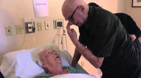 Un homme ému chante une chanson d'amour à sa femme de 93 ans, sur le point de s'éteindre 💔🎵