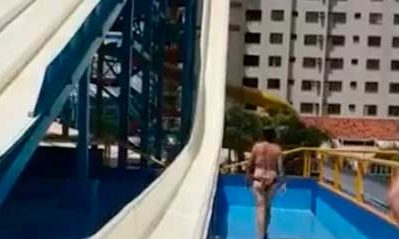 Une femme s'installe sur un toboggan aquatique en service et provoque une situation cocasse 💦😅