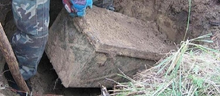 Un homme découvre un coffre antique en creusant son jardin et fait don de son contenu au musée