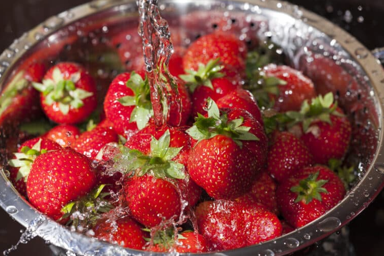 Découvrez comment nettoyer efficacement les fraises pour éliminer les pesticides et profiter d'un fruit sain