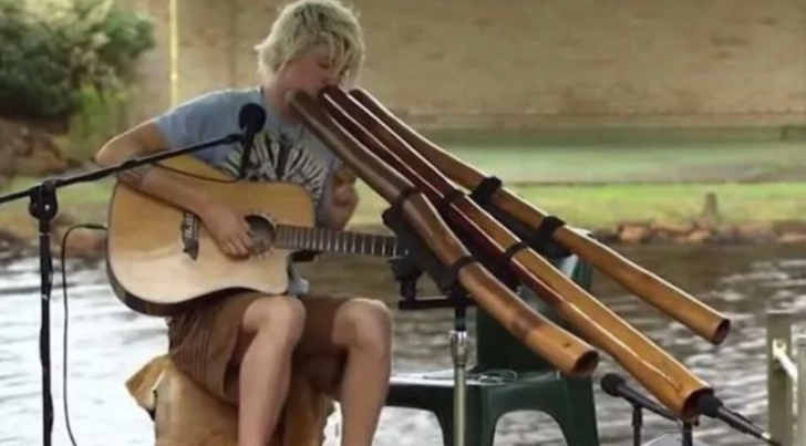 Mitchell Cullen : le guitariste prodige qui fusionne le Didgeridoo, le Shaker et la Batterie pour une performance unique !