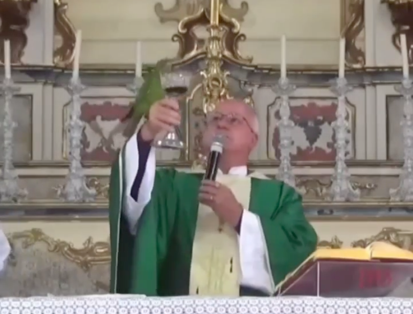 Un perroquet s'invite à la messe pour boire du vin de messe : l'incident insolite au Brésil