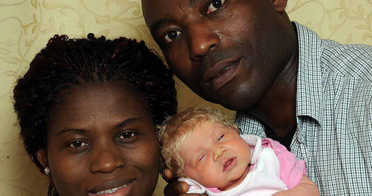 La génétique surprend: des parents noirs donnent naissance à un bébé blanc aux yeux bleus