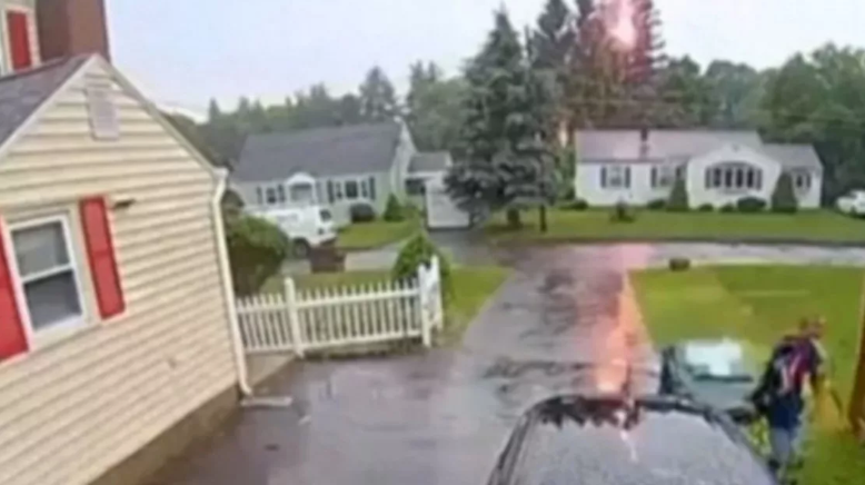 Miracle capturé en vidéo : Un homme esquive de justesse un éclair fulgurant à quelques centimètres près !