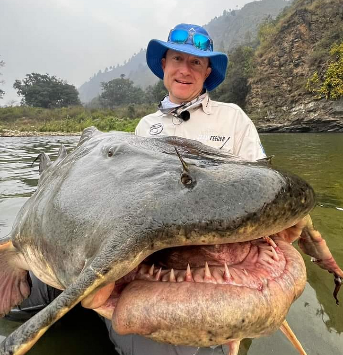 Un pêcheur affronte une créature marine cauchemardesque: un poisson gigantesque armé de redoutables dents acérées !