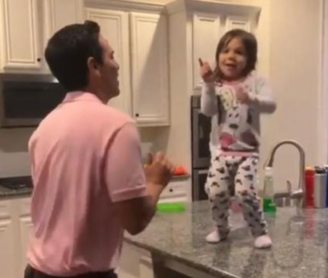 Une maman découvre avec émerveillement le père et leur fillette en train de partager une charmante danse de salsa ensemble