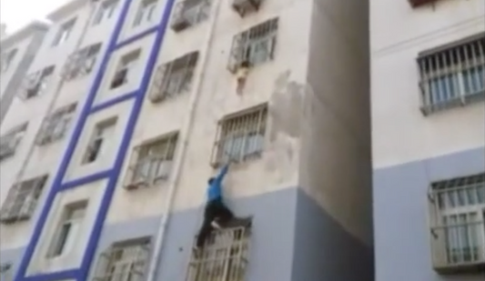 Héro du jour: Un homme brave le danger pour secourir un bébé suspendu à un balcon