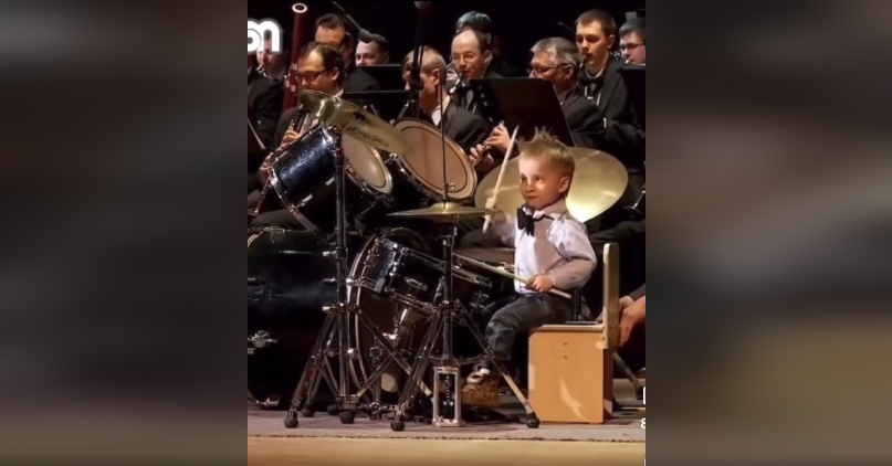 Prodige Musical : Un Jeune Garçon Charme un Orchestre Symphonique avec son Talent à la Batterie