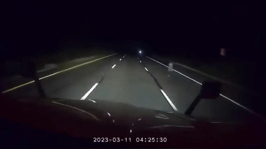 Un conducteur de poids lourd filme une vidéo d'un prétendu fantôme sur le bord de la route