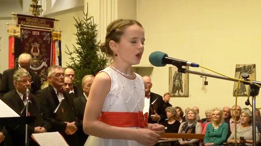 À 11 ans ce jeune ange à la voix d'or interprète "Minuit, chrétiens" comme personne et donne des frissons dans tout le corps !