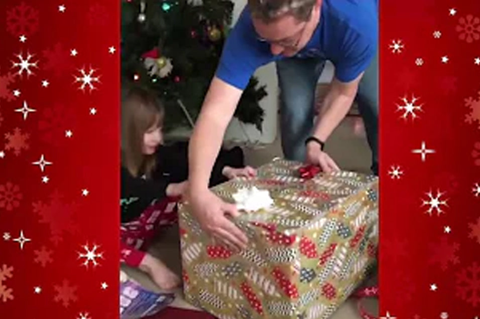 Cette petite fille reçoit un chaton pour Noël MAIS sa réaction est vraiment bizarre !