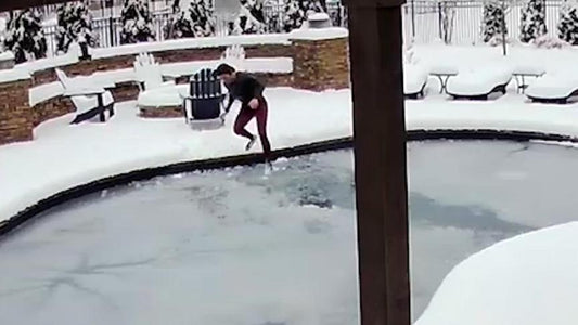 Une femme sauve courageusement un chien tombé dans une piscine gelée et coincé sous la glace