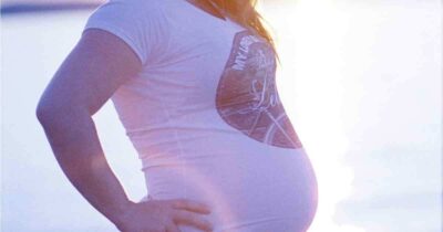 Un mari capture l'image de sa femme enceinte : découvrez l'étonnante surprise à droite de la photo