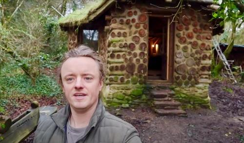 Le propriétaire d'une petite maison nichée dans les bois a récemment partagé une visite guidée de l'intérieur de sa demeure