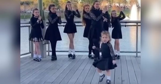 La mini-danseuse irlandaise de 3 ans a ébloui le public avec son jeu de jambes