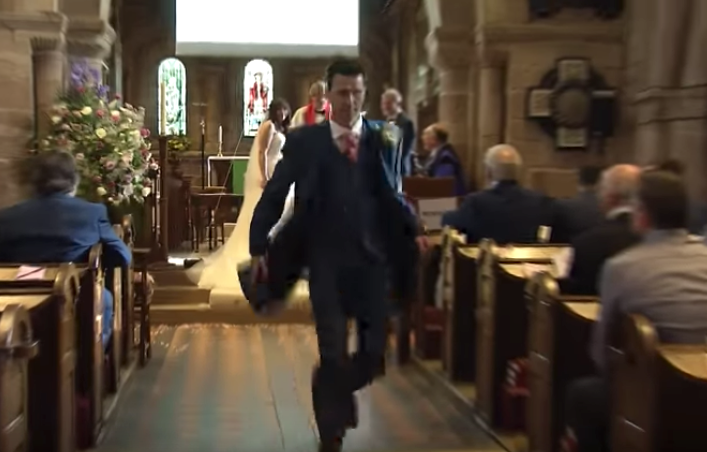L'époustouflant revirement de situation lors de la cérémonie de mariage : le marié fait une sortie remarquée de l'église en courant !