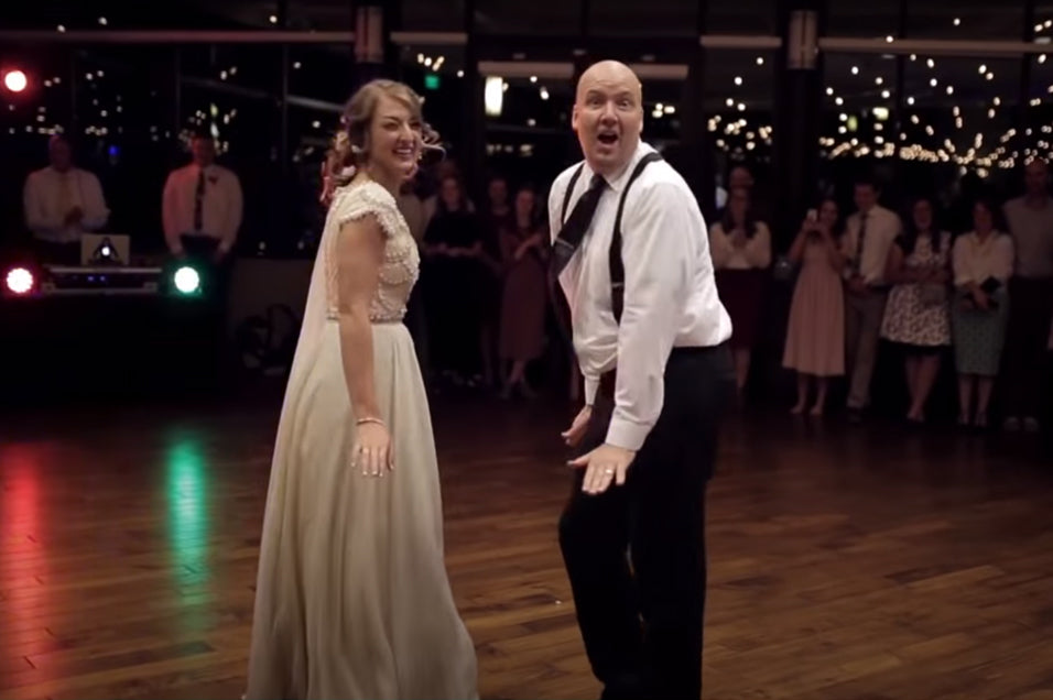 Un père et sa fille mettent le feu à la piste de danse pendant le mariage (VIDEO)