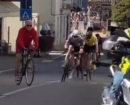 Un grand-père provoque le chaos lors d'une compétition cycliste renommée