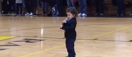 Ce tout-petit âgé de deux ans chante l'hymne national, c'est vraiment adorable !